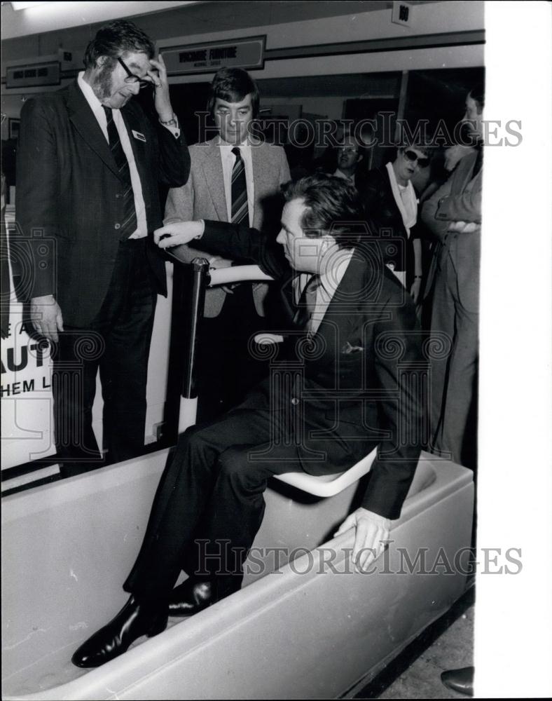 1981 Press Photo Lord Snowdon Ideal Home Exhibition Disabled Autoflit Bathtub - Historic Images