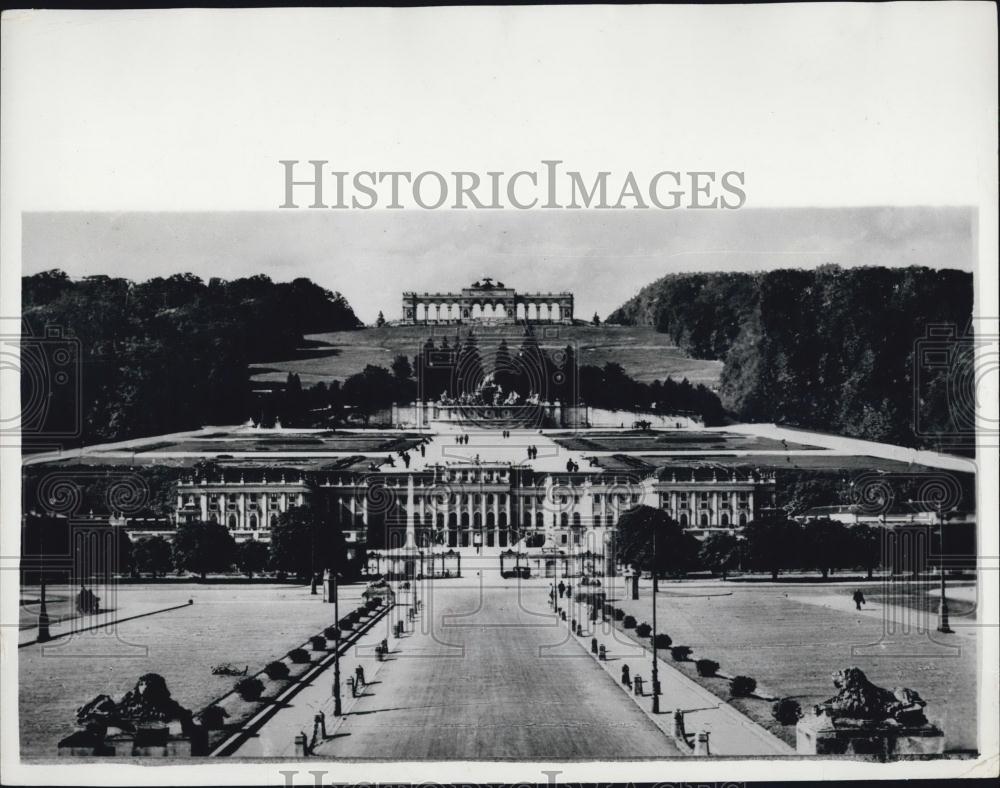 1961 Press Photo Scheonnbrunn Palace Grounds Overview Vienna Dinner Preparations - Historic Images