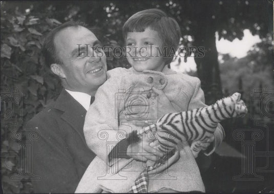 1955 Press Photo Prince Aly Khan and Daughter Yasmina - Historic Images