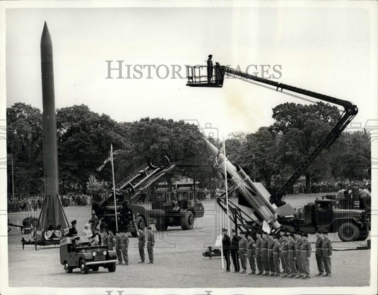1958 Press Photo Queen Visits Artillery H.Q - Historic Images