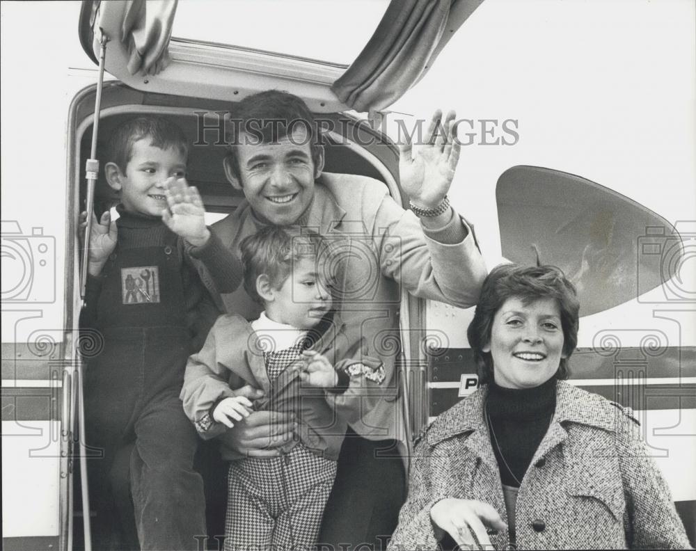 1975 Press Photo British Golfer Tony Jacklin Flies To Jersey - Historic Images