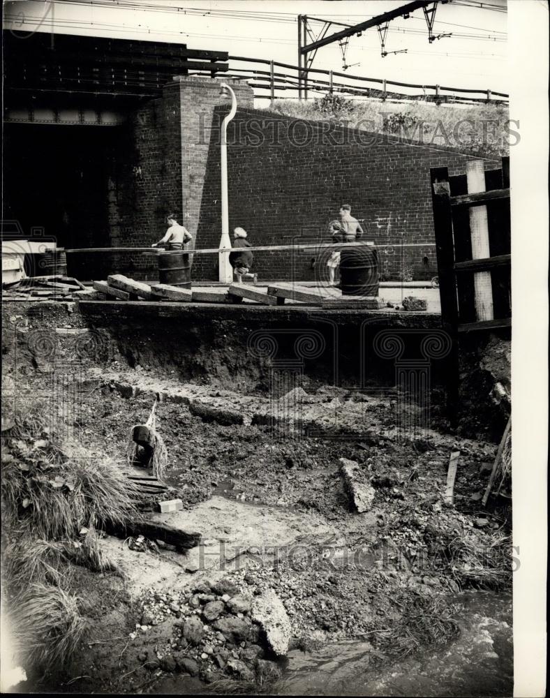 1958 Press Photo Flood Scenes from Kavanaghs Road, Brentwood - Historic Images