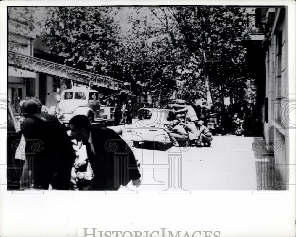 Press Photo Uruguayn Cops And Civilians Take Cover In Argentinian Gangster Fight - Historic Images