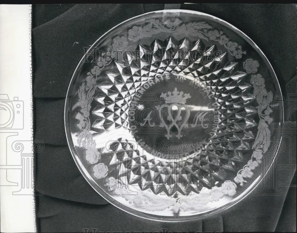 Press Photo Royal Brierley Plate Made to Commemorate Royal Wedding - Historic Images