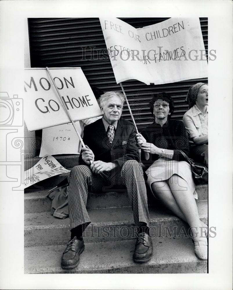 1976 Press Photo Demonstrators against Rev. Sun Myung Moon&#39;s Unification Church - Historic Images