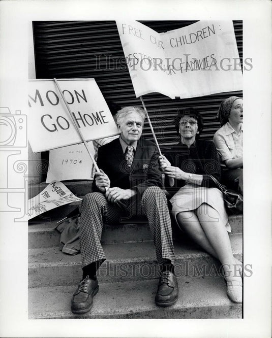 1976 Press Photo Demonstrators against Rev. Sun Myung Moon's Unification Church - Historic Images