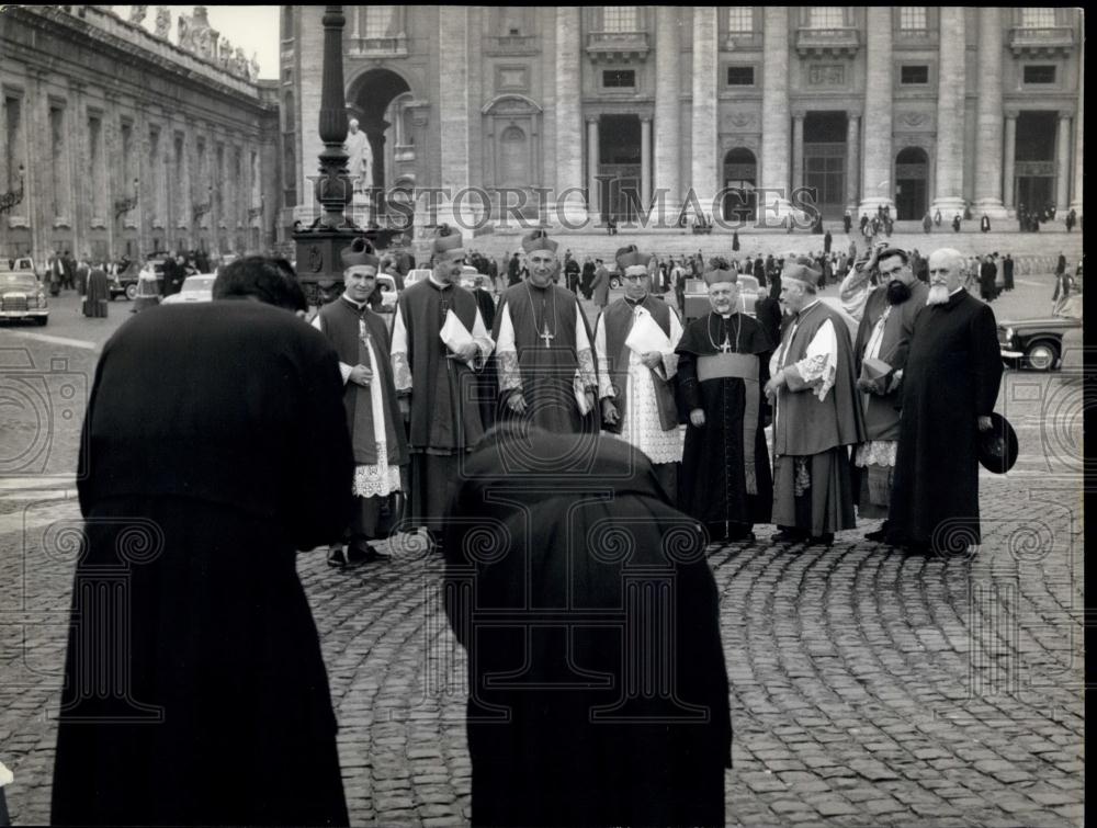 1962 Press Photo Conciliar Fathers take Pictures on San Peter Square - Historic Images