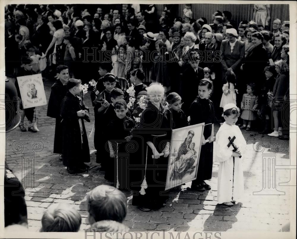 1953 Press Photo Annual Catholic Procession In Clerkenwell.. Very Junior &quot;Monks&quot; - Historic Images