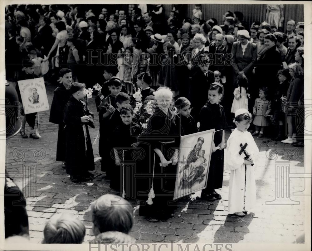 1953 Press Photo Annual Catholic Procession In Clerkenwell.. Very Junior "Monks" - Historic Images