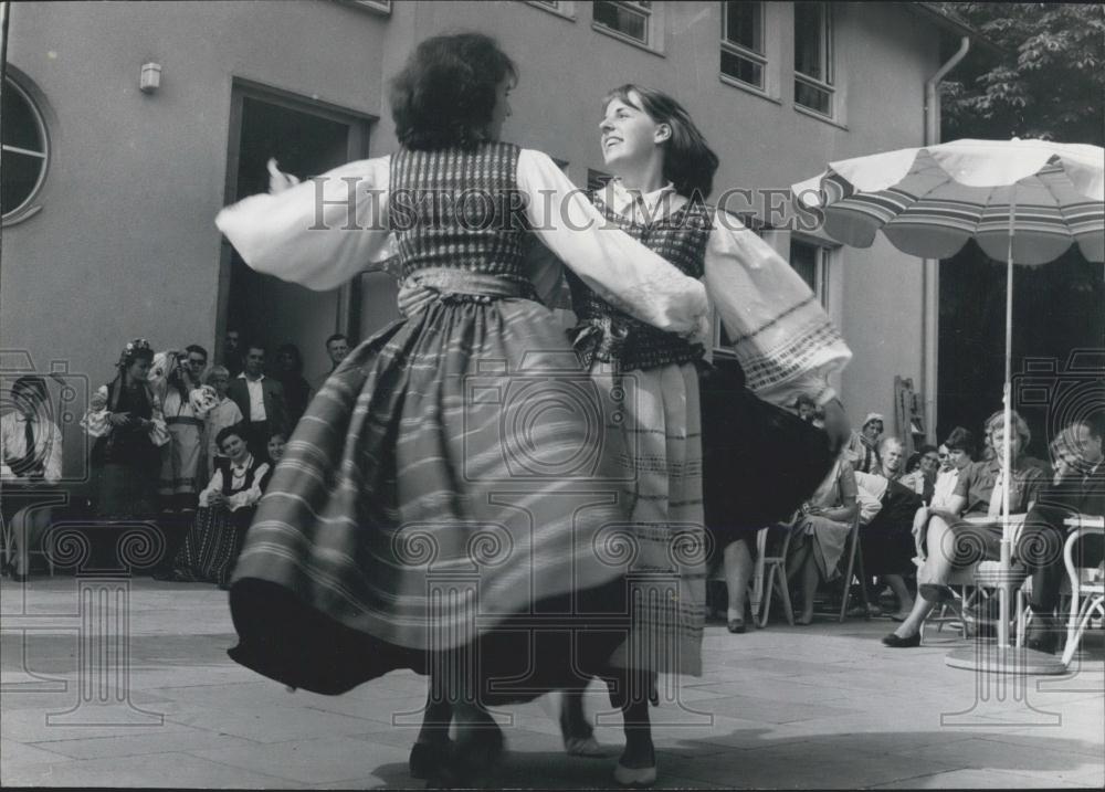 1962 Press Photo Two girl Scouts do their Natl dance - Historic Images