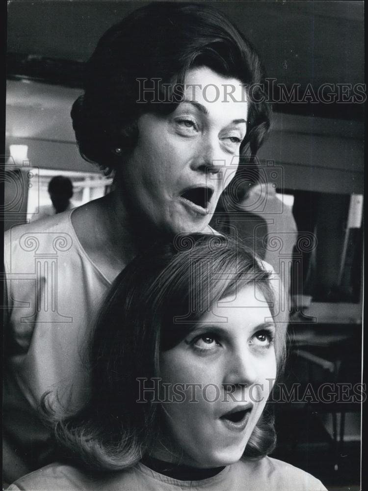 Press Photo Two ladies making faces - Historic Images