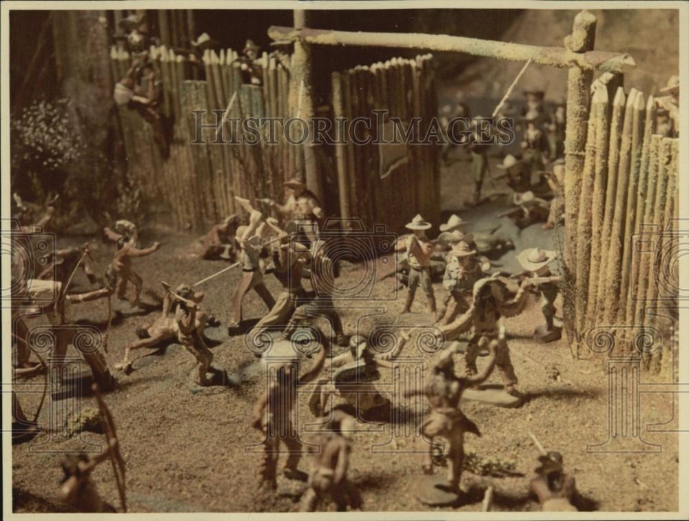 1983 Press Photo Miniatures Fight Between Federal Troops And Indians - Historic Images