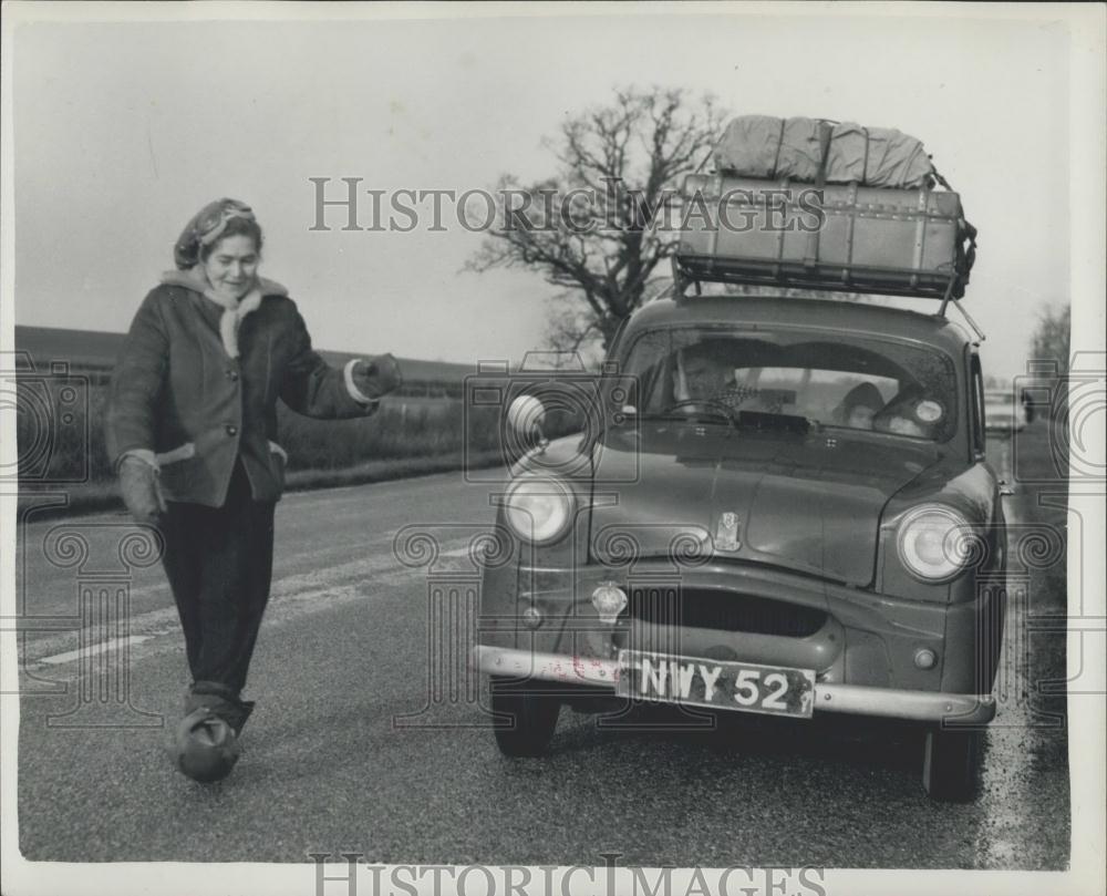 1959 Press Photo Dr. Barbara Moore on 1000 mile walk - Historic Images