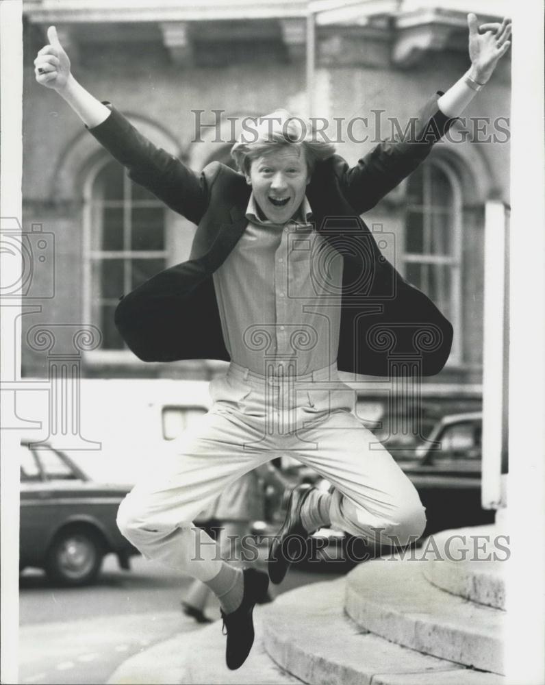 1980 Press Photo Kid Jensen Jumps For Joy At Radio One After Announcing Deal - Historic Images