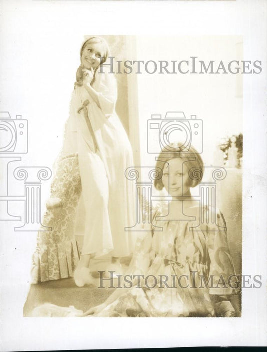 Press Photo Women Wearing Dresses - Historic Images