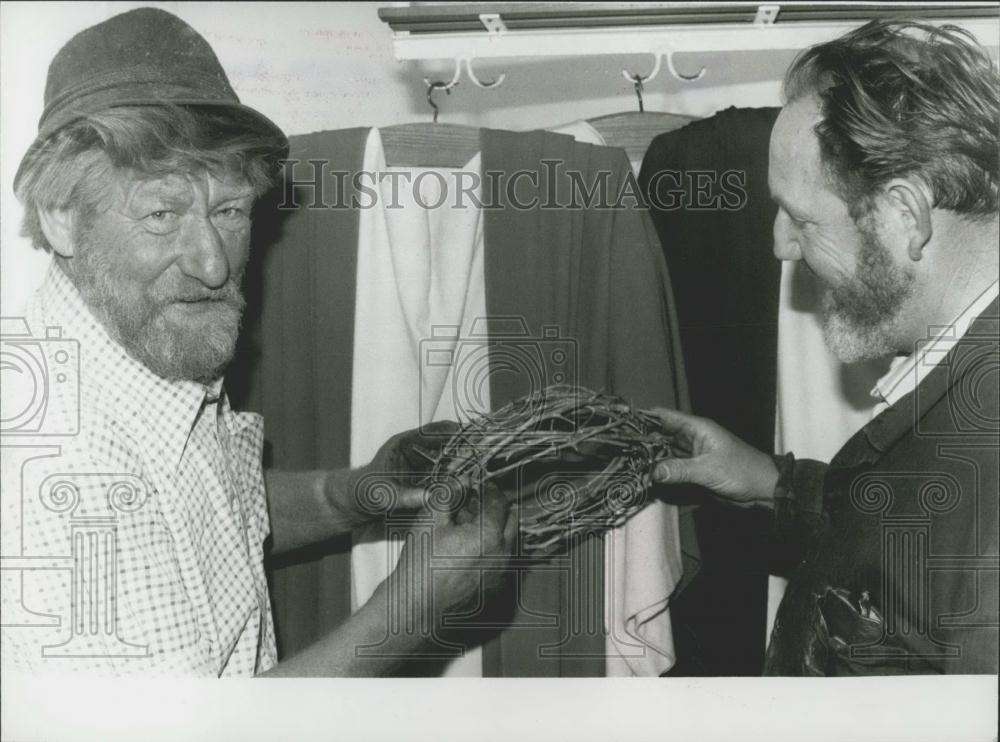 Press Photo Ludwig Stadler &amp; Anton Kratz With Crown Of Thorns For Passion Play - Historic Images