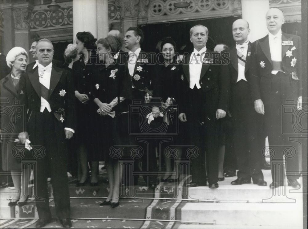 1963 Press Photo Royal Family Stands For Photos In Greece - Historic Images