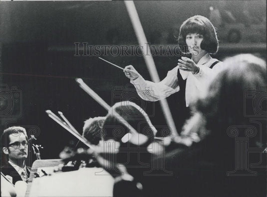 1972 Press Photo Maya Soya will conduct a Symphony orchestra - Historic Images