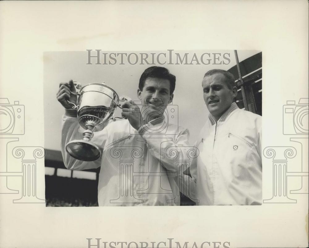 1958 Press Photo Ashley Cooper with the cup - and Neil Fraser at Wimbledon - Historic Images