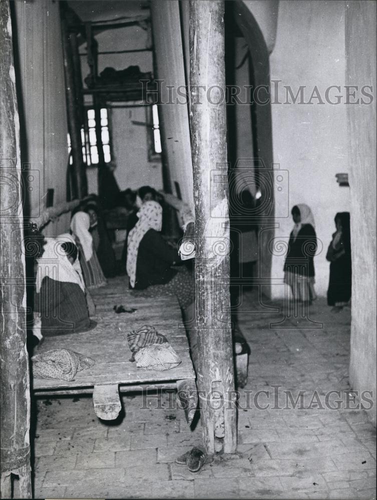 Press Photo Child Workers at Iran Carpet factory - Historic Images