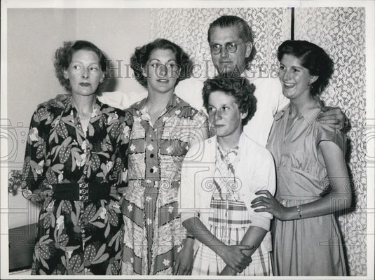 Press Photo Edgar Sanders Wife & Kids See Husband & Father After 3 Years - Historic Images