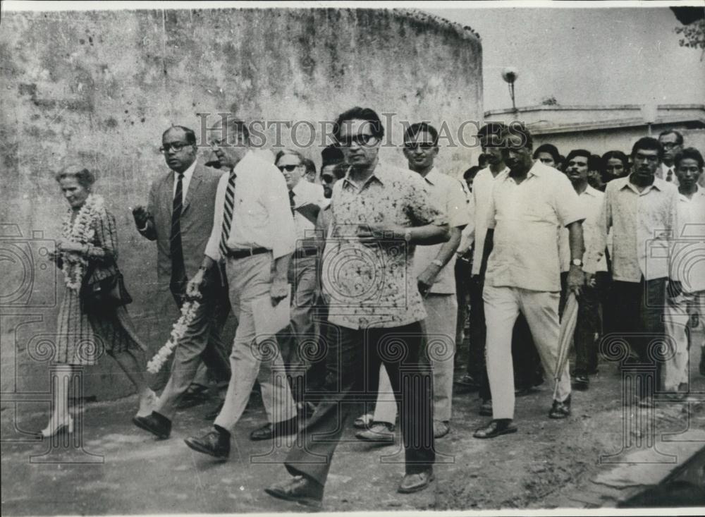 1976 Press Photo Robert McNamara World Bank President South Africa Visit Wife - Historic Images