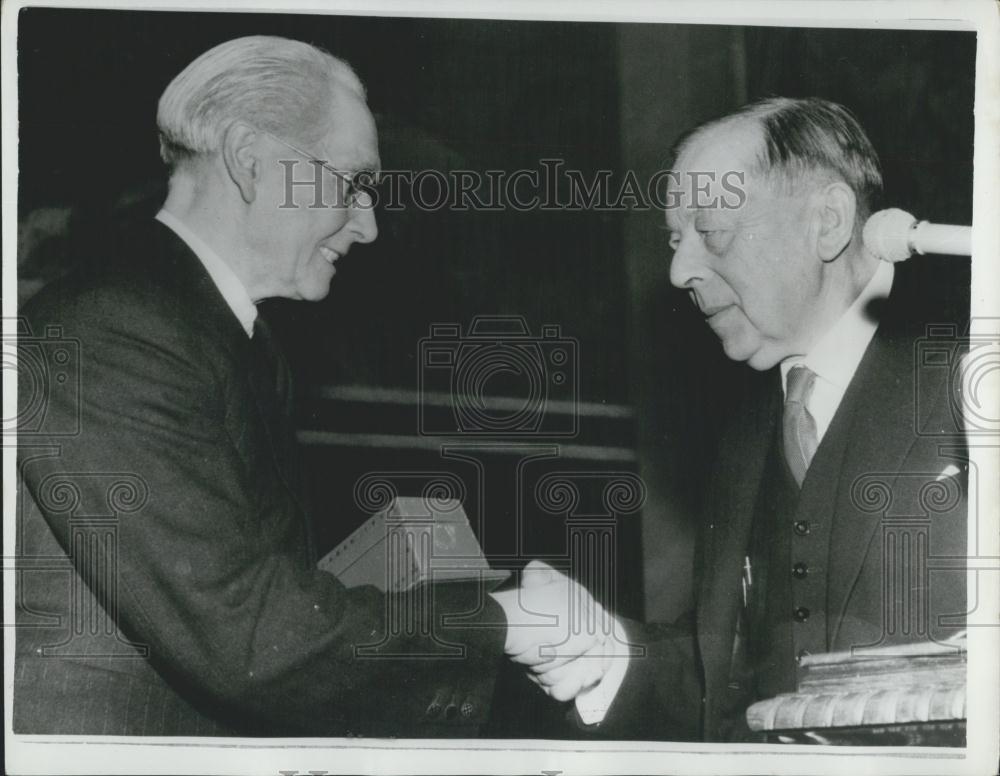 1959 Press Photo Mr. Noel Baker receives Nobel Prize Award - Historic Images