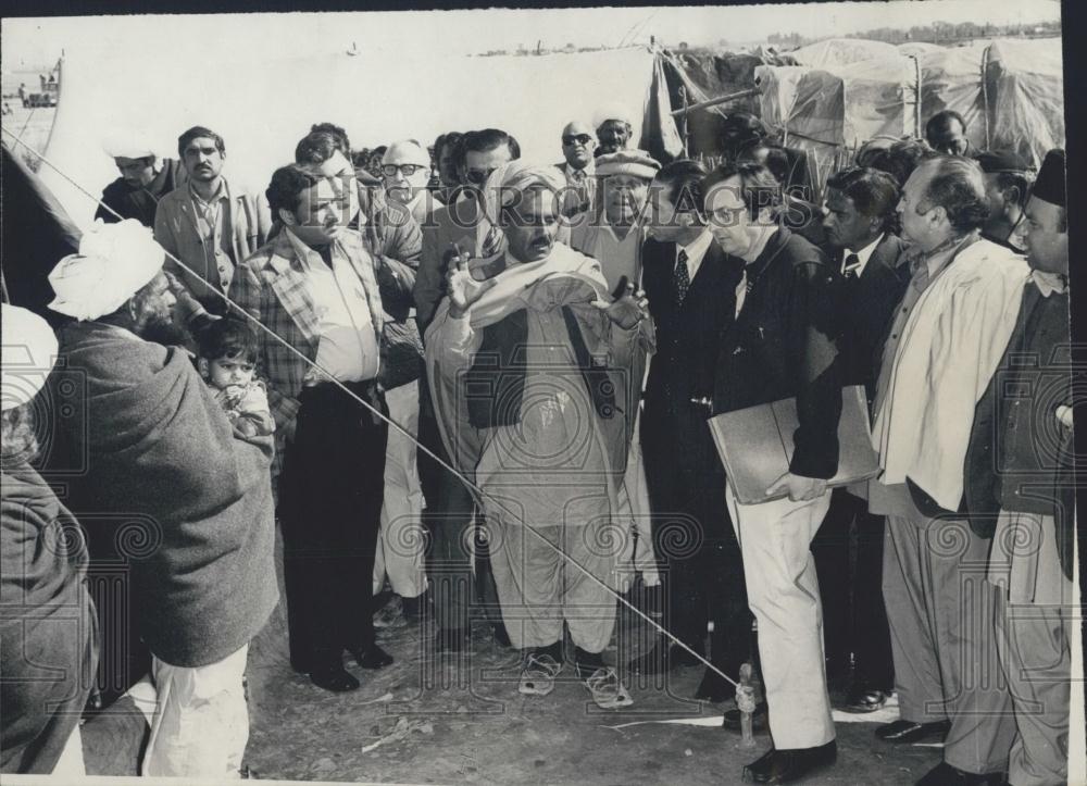 Press Photo U.S. Congressional Delegation With Afghan Refugees In Camp In NWF - Historic Images
