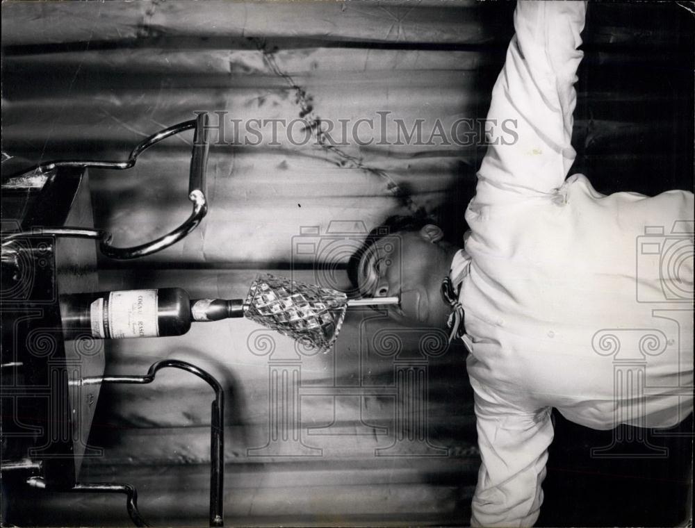 1952 Press Photo Australian artist Tommy Burke - Historic Images