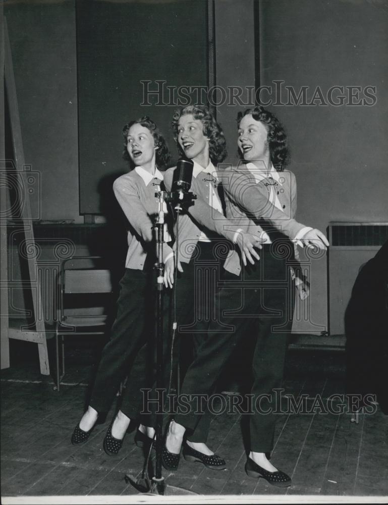 1958 Press Photo Beverly Sisters Singers Rehearse British Movie Harmony Lane - Historic Images