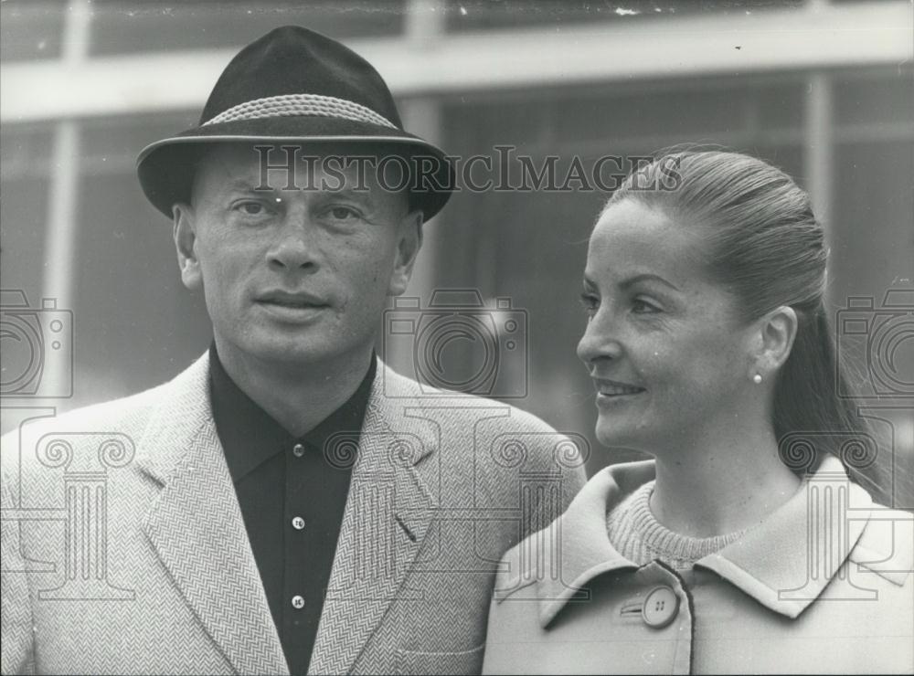 Press Photo Actor Yul Bryner and his wife in Switzerland - Historic Images