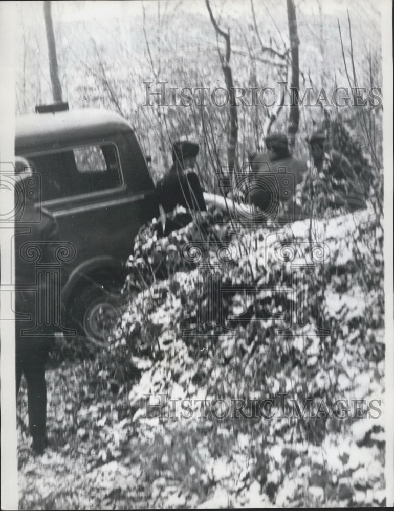 1967 Press Photo 15 yr old murderer in custody at crime scene - Historic Images