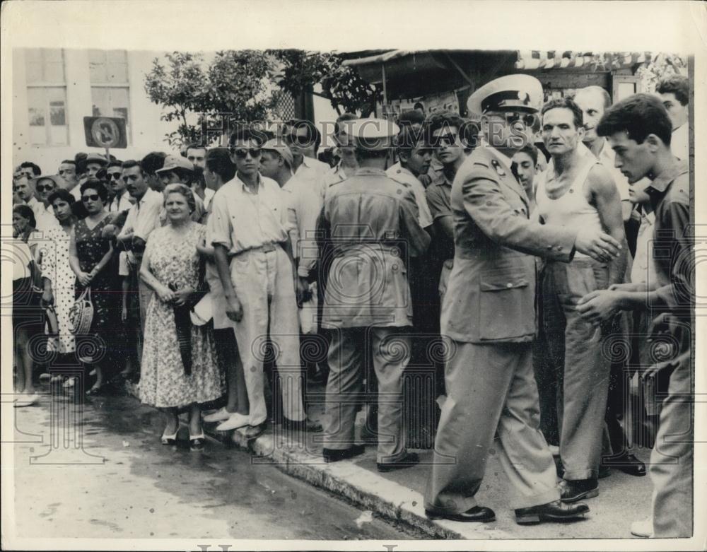 1955 Press Photo Onlookers Wait To Get A Glimpse Of Couple Accused Of Torture - Historic Images