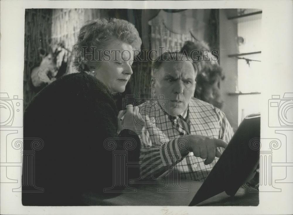 1959 Press Photo American Actor William Bendix and Elizabeth Montague - Historic Images