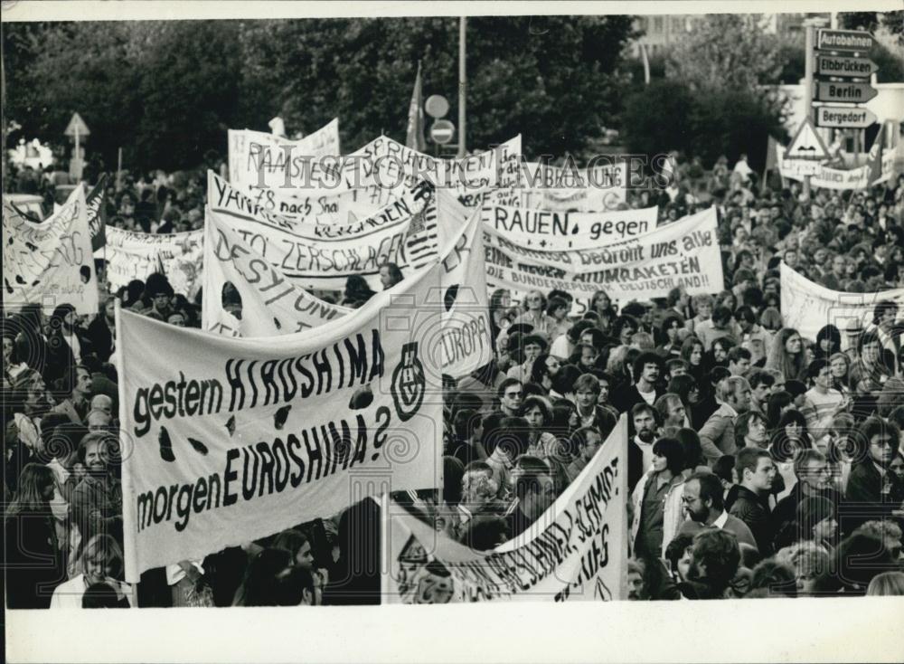 Press Photo Demonstrators in Hamburg Wanting to Maintain Peace - Historic Images