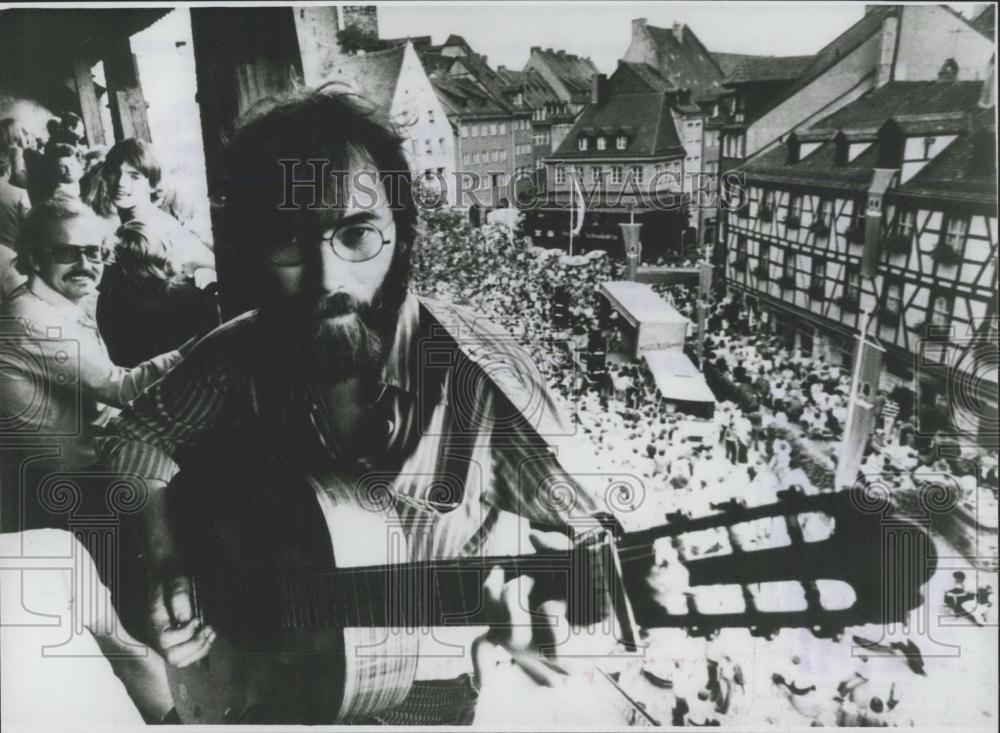 Press Photo Maximilian Kerner and his guitar - Historic Images