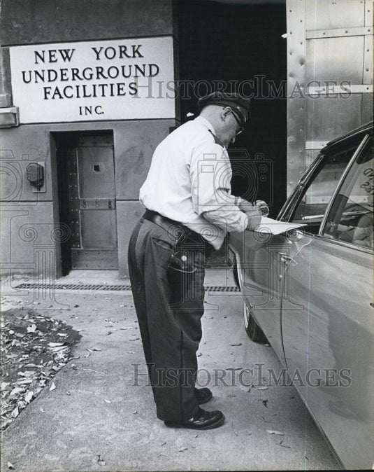 Press Photo A Security Officer At New York Underground Facilities - Historic Images