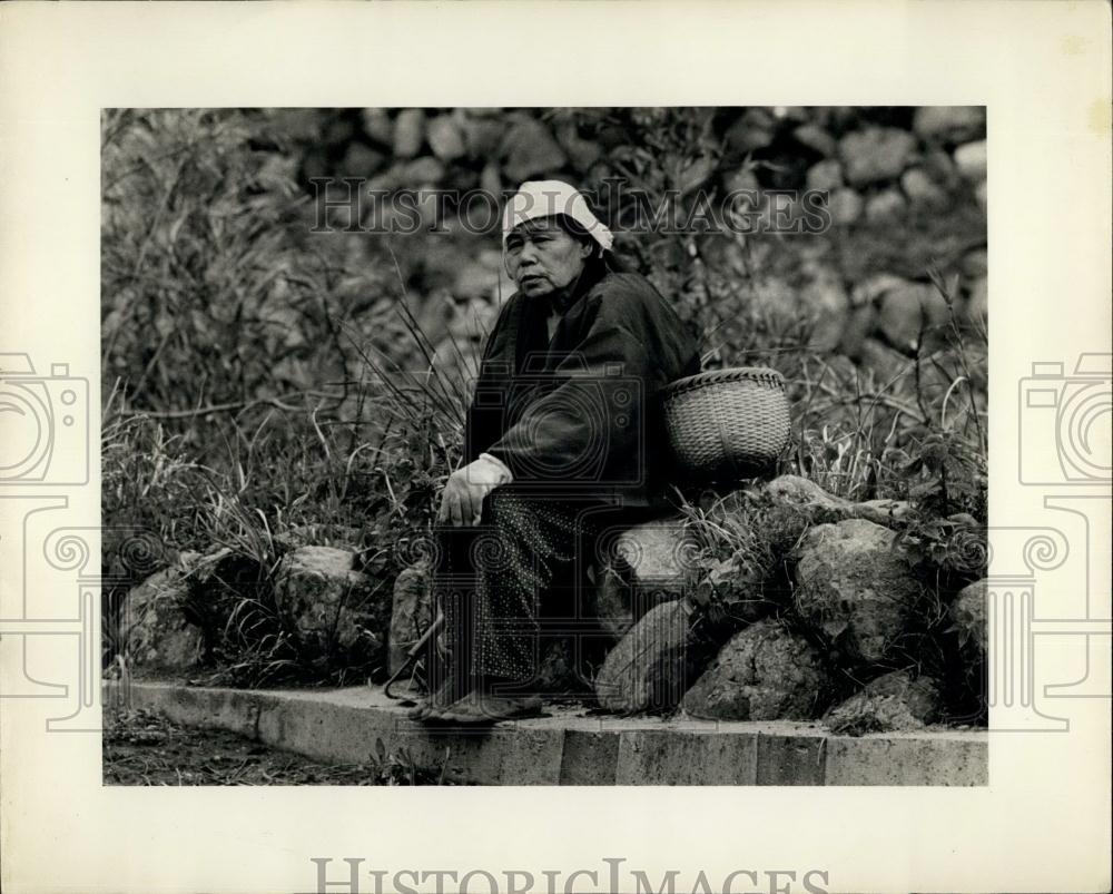 Press Photo Yamano Japan Farmer Woman Taking A break With Basket on Her Back - Historic Images