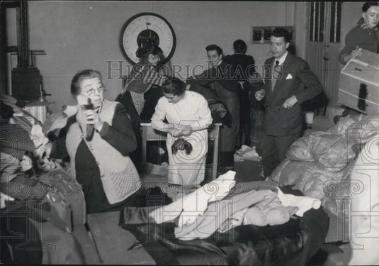 1953 Press Photo K.L.M. office in Paris where parcels for Dutch floods - Historic Images