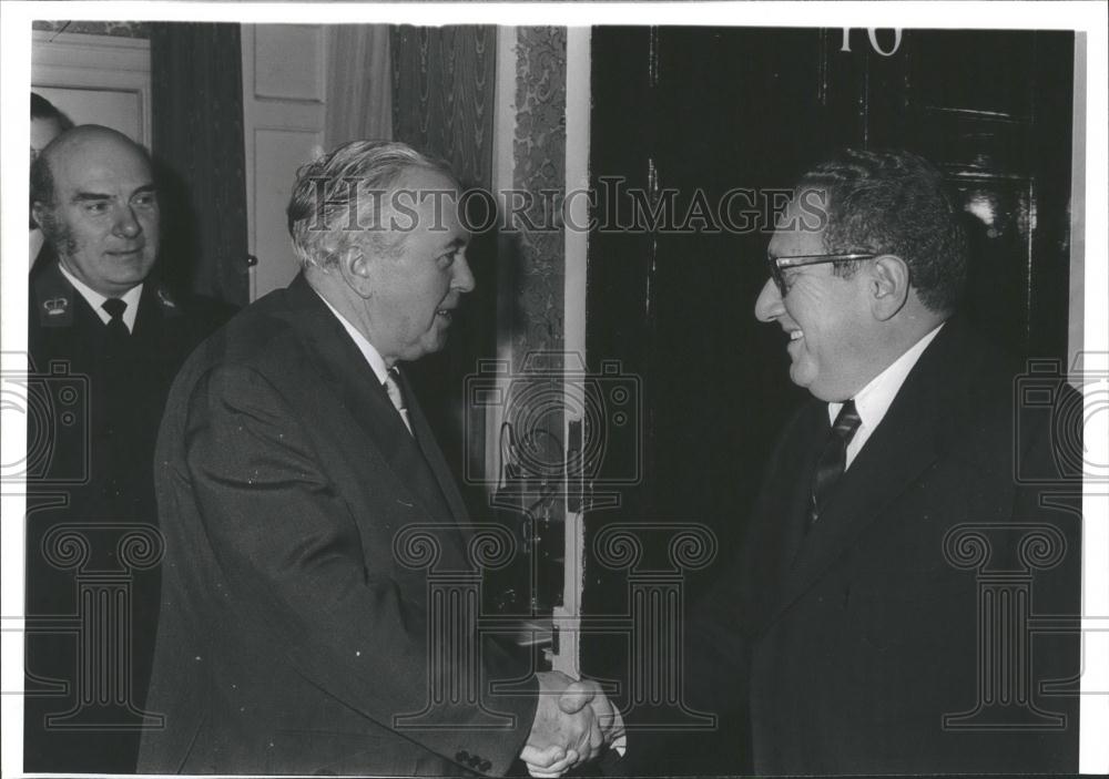 Press Photo US Secretary of State Henry Kissinger Greeted By British Premier - Historic Images