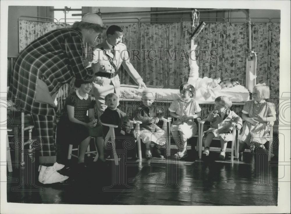 1959 Press Photo Charles Illeneb from Billy Smart's Circus visits hospital kids - Historic Images