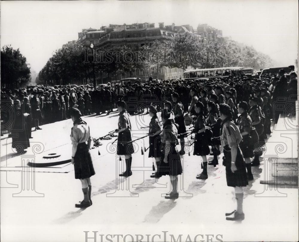 1950 Press Photo Scots Boy Scouts Pay homage to unknown warrior - Historic Images