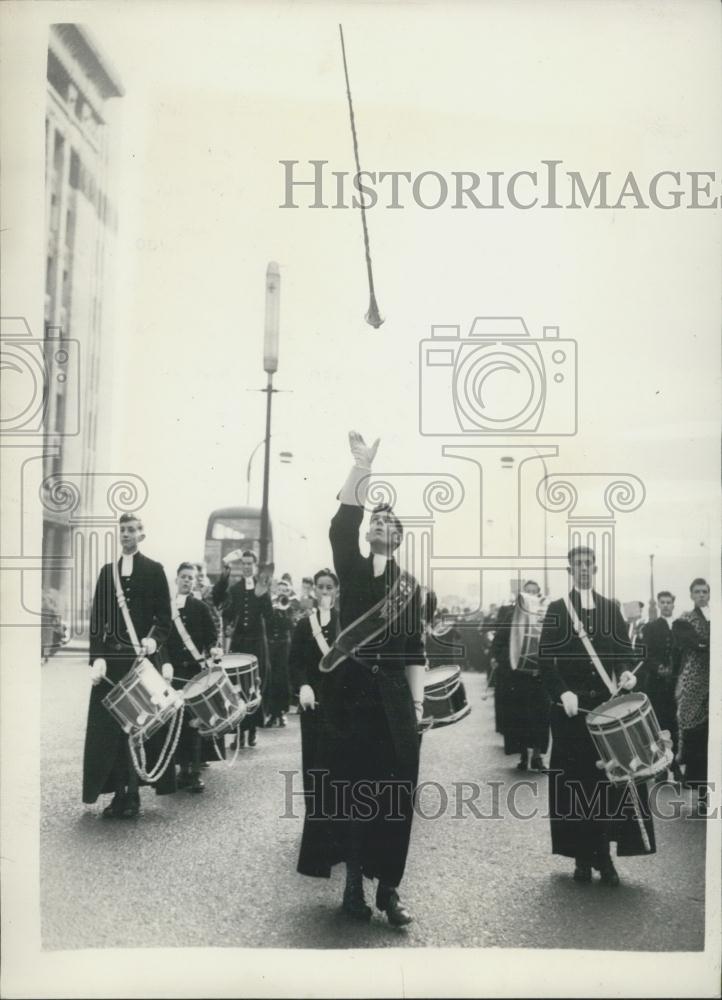 1957 Press Photo Blue coat boys marsh through the city - Historic Images