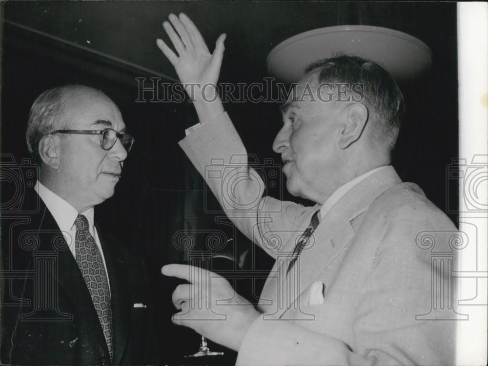 Press Photo Admiral L Strauss With Prof Otto Hahn - Historic Images