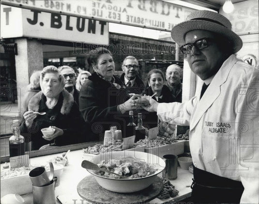 1973 Press Photo Reverend John Pellow Serving Tubby Isaac's Eel Stall Aldgate - Historic Images