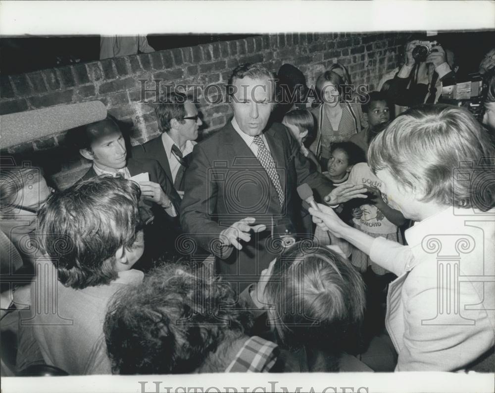 1975 Press Photo Mr.John Stone having a press conference outside Brixton prison - Historic Images