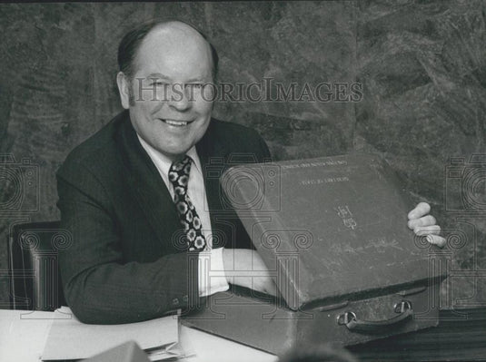 1974 Press Photo Mr. Reg Prentice who is the new Education and Science Secretary - Historic Images