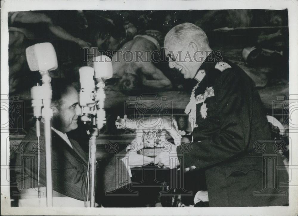 1959 Press Photo Greek King Paul Presented With Symbol Of Rome President Gronchi - Historic Images