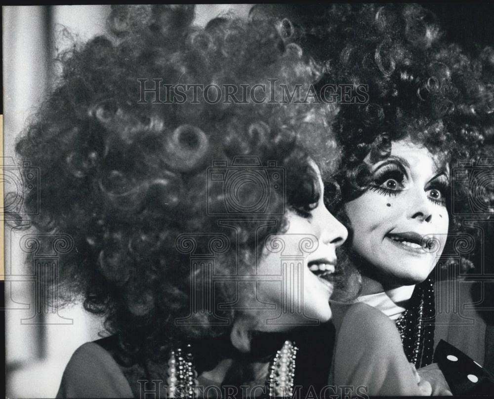 1970 Press Photo Alice and Ellen Kessler.Prepare For Their Performance - Historic Images