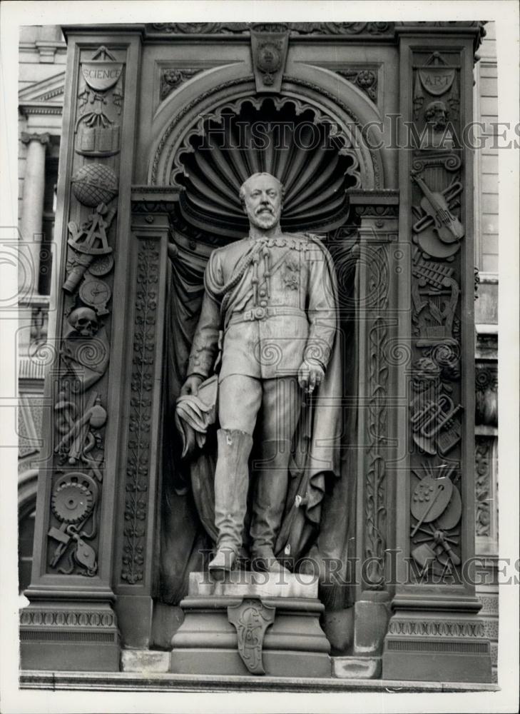 1959 Press Photo Prince Of Wales Statue minus its sword - Historic Images